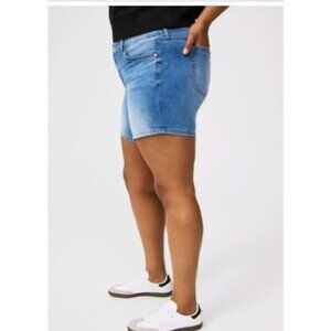 Torrid Mid-Rise Mid Shorts Vintage Stretch Denim jean Size 22 plus Womens new